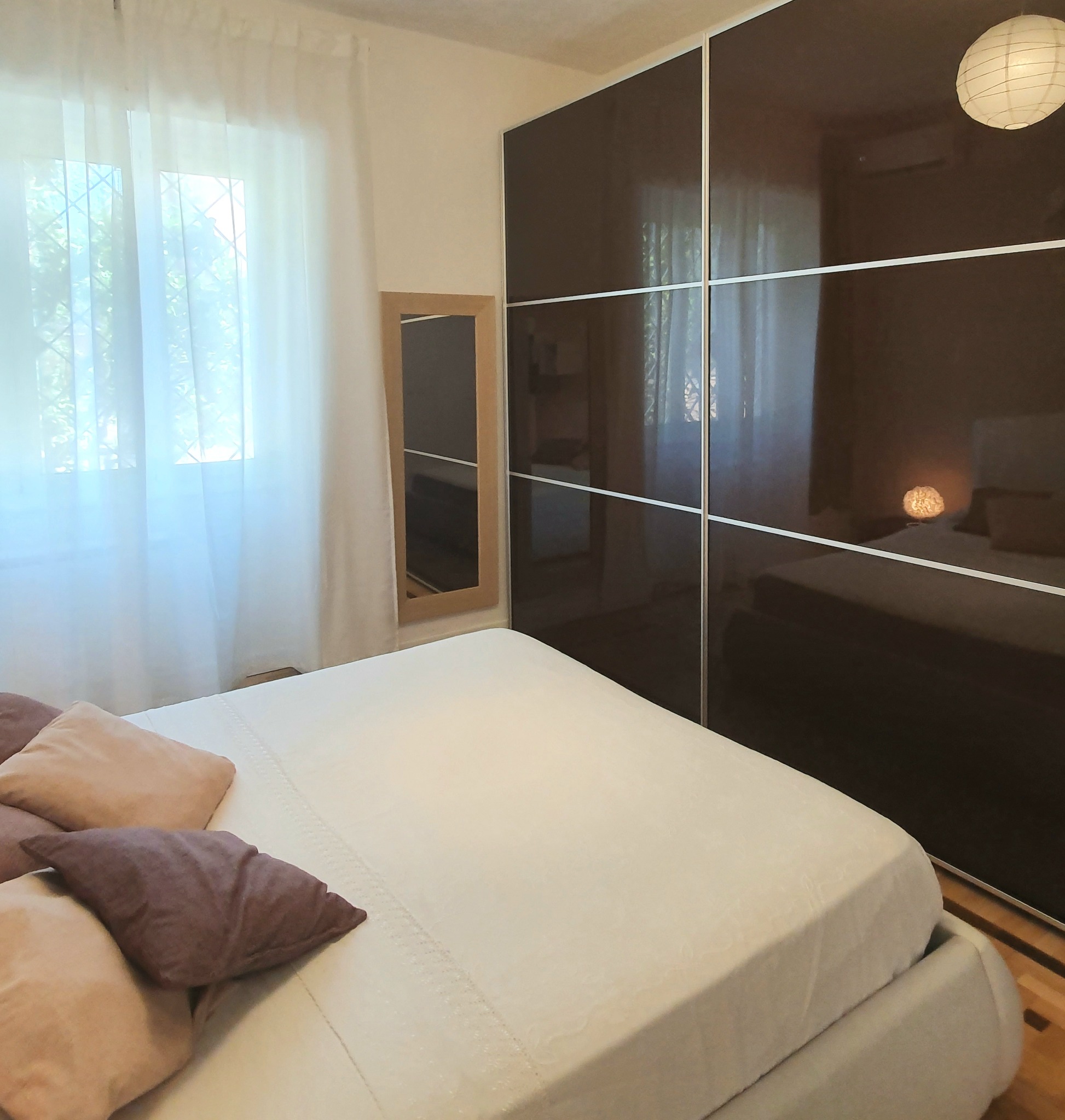 Dormitorio luminoso con armario grande