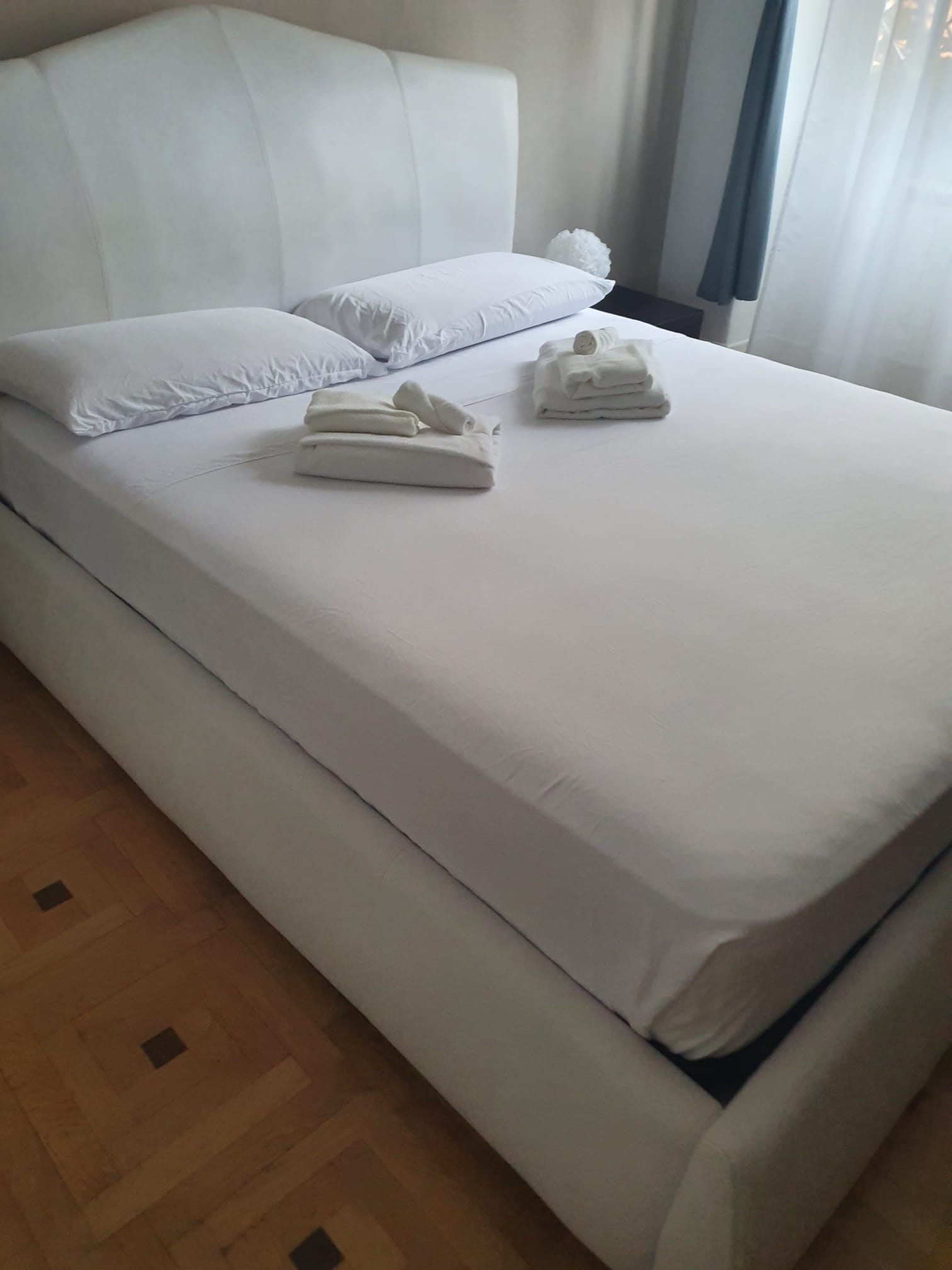 Cama doble recién preparada