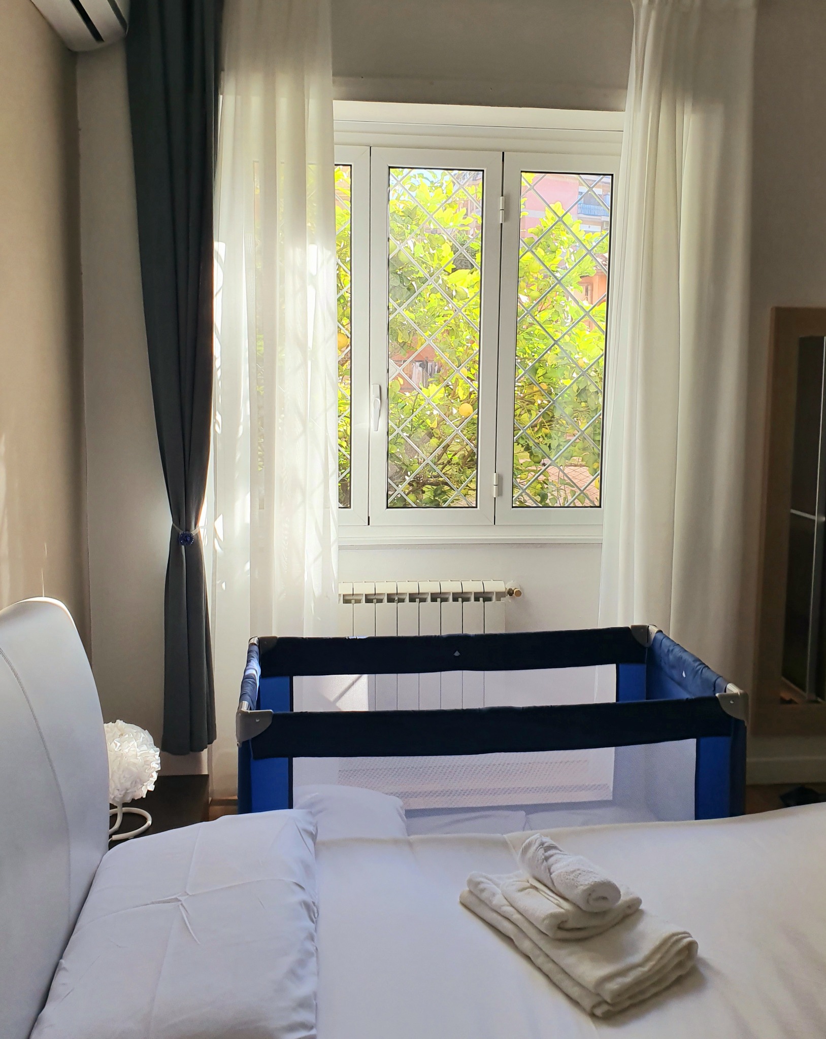 Ventana del dormitorio y cuna