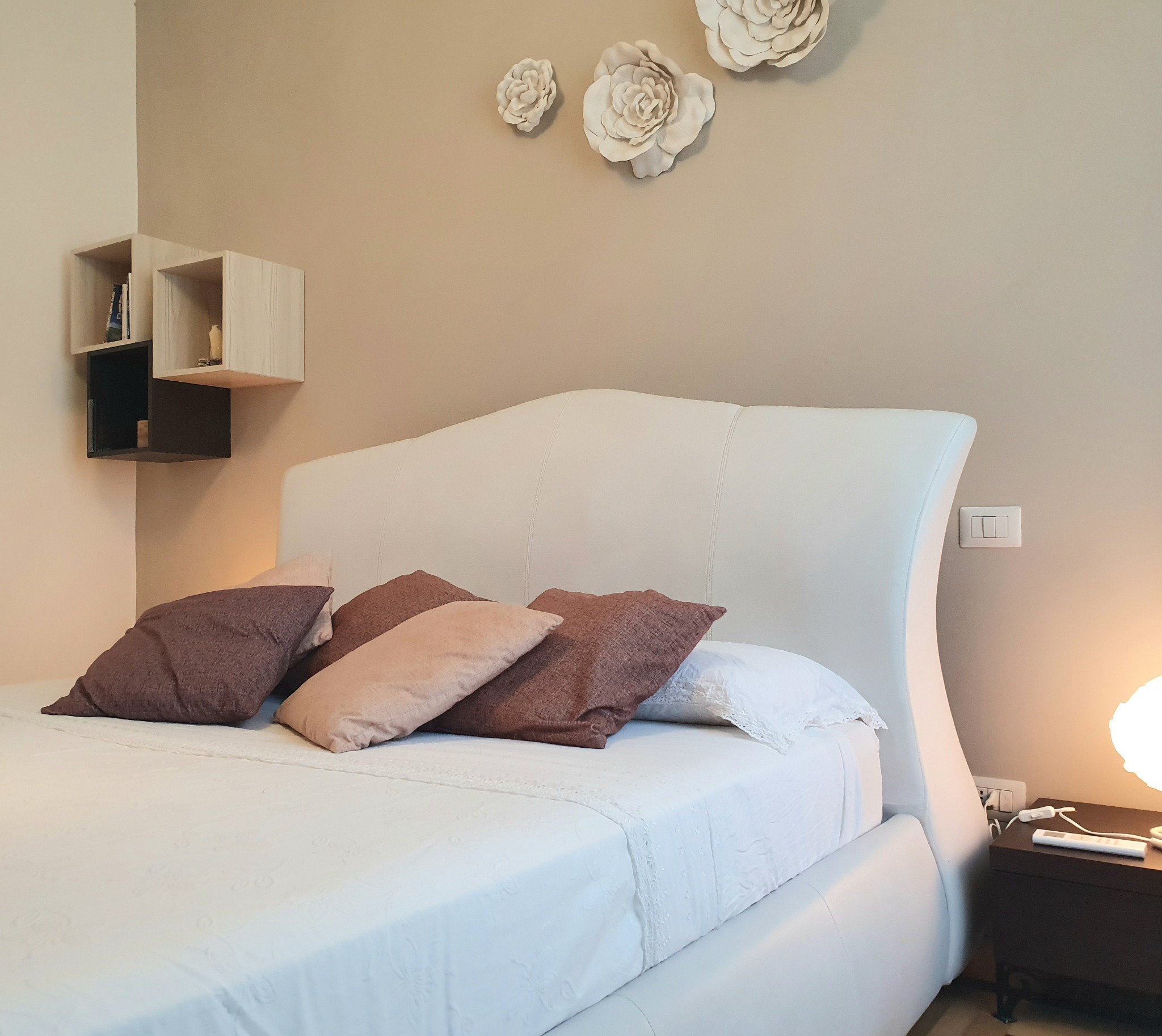 Cama doble y mesillas