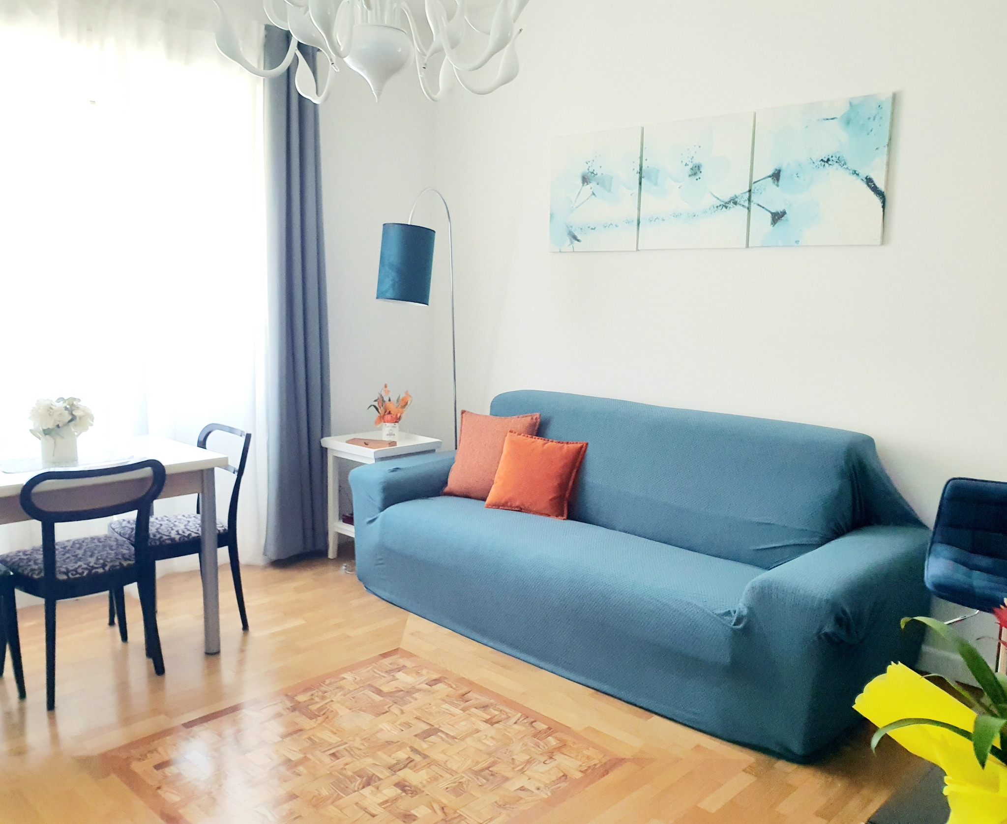 Salón con sofá y mesa de comedor