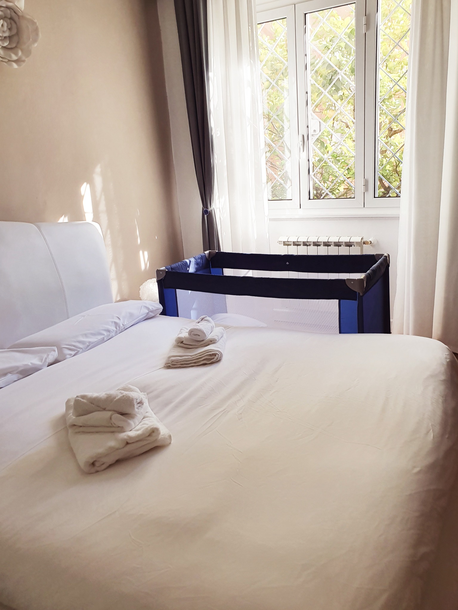 Dormitorio preparado con toallas limpias